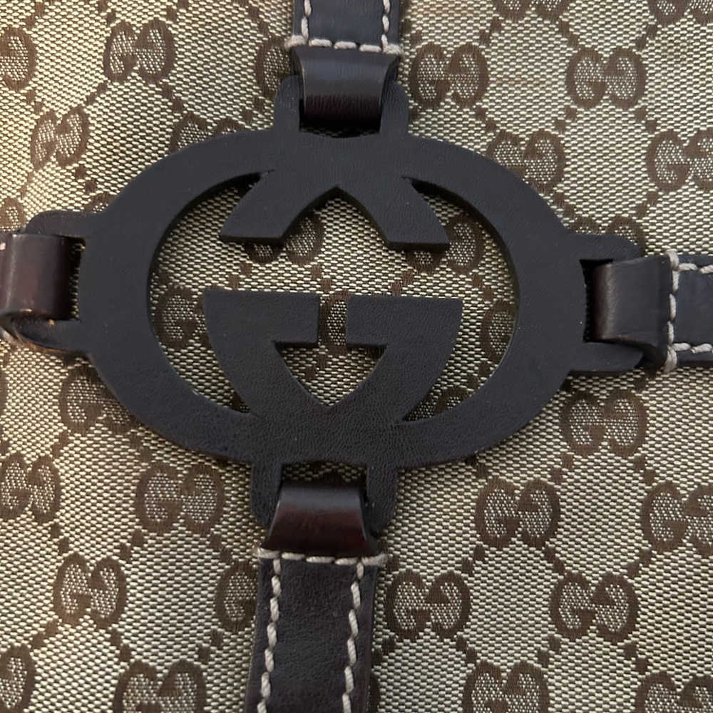 Gucci canvas hobo bag l.  Measures  : 14.75/13:5

Drop: 9.75 in - Picture 3 of 8
